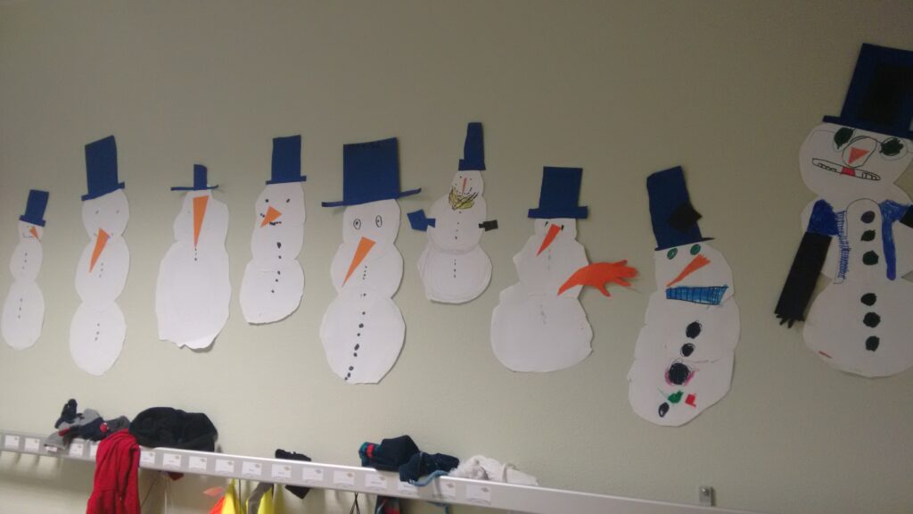 Flurdekoration mit großen Schneemännern - ein Beispiel, was man in der Grundschule basteln kann