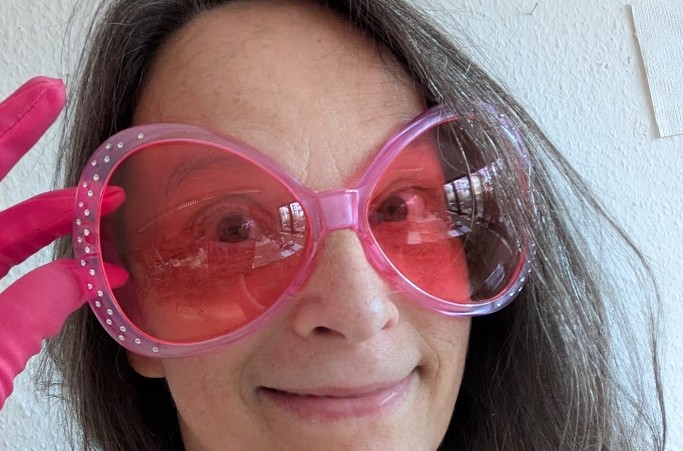 Maria mit rosa Brille